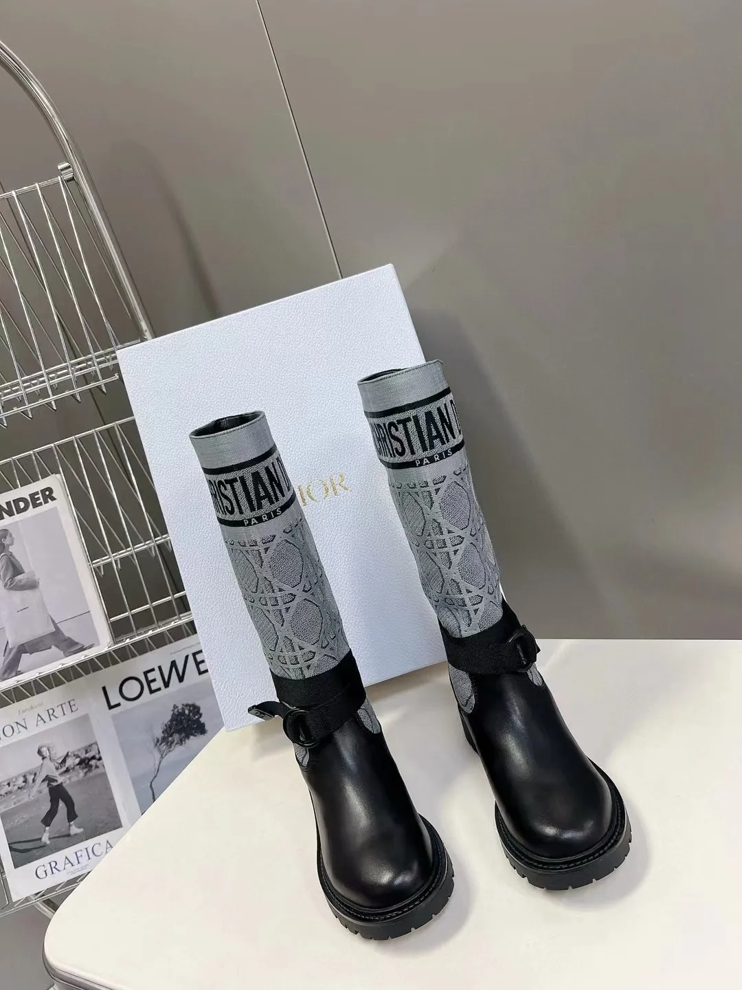 👟👟Ex-factory price 560👟👟 Dior color-blocking new boots for autumn and winter, the latest electric embroidery color-blocking letter logo for autumn and winter, round-toe high-top knight boots for women, Material: first-layer cowhide stitched with electric embroidery fabric, sheepskin lining for feet, original molded TPU outsole Size: 35-40 yards